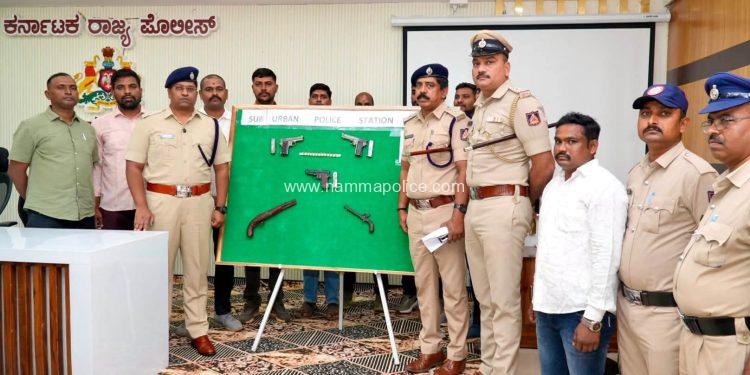 ಬೀದರ್ ಪೊಲೀಸರ ಭರ್ಜರಿ ಕಾರ್ಯಾಚರಣೆ: ₹4 ಲಕ್ಷ ಮೌಲ್ಯದ 5 ಪಿಸ್ತೂಲ್, 12 ಗುಂಡುಗಳು ವಶ!